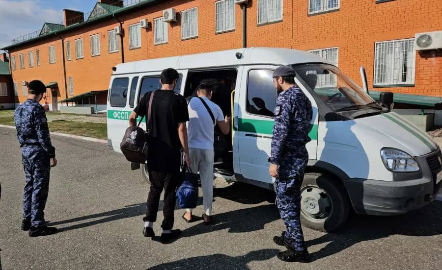 Судебные приставы выдворили из страны троих иностранцев, незаконно работавших Грозном