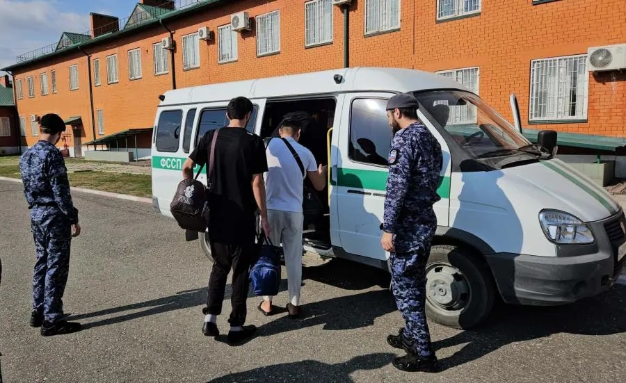 Судебные приставы выдворили из страны троих иностранцев, незаконно работавших Грозном