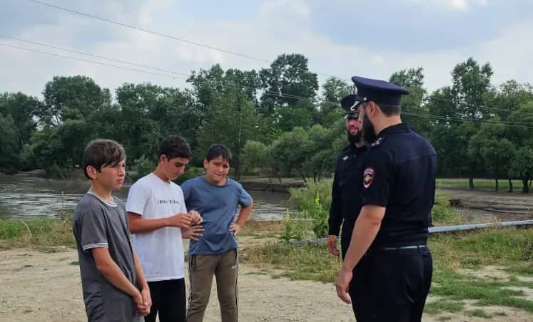 Сотрудники полиции пресекли купание группы детей в необорудованном месте на реке Сунжа