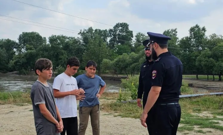 Сотрудники полиции пресекли купание группы детей в необорудованном месте на реке Сунжа